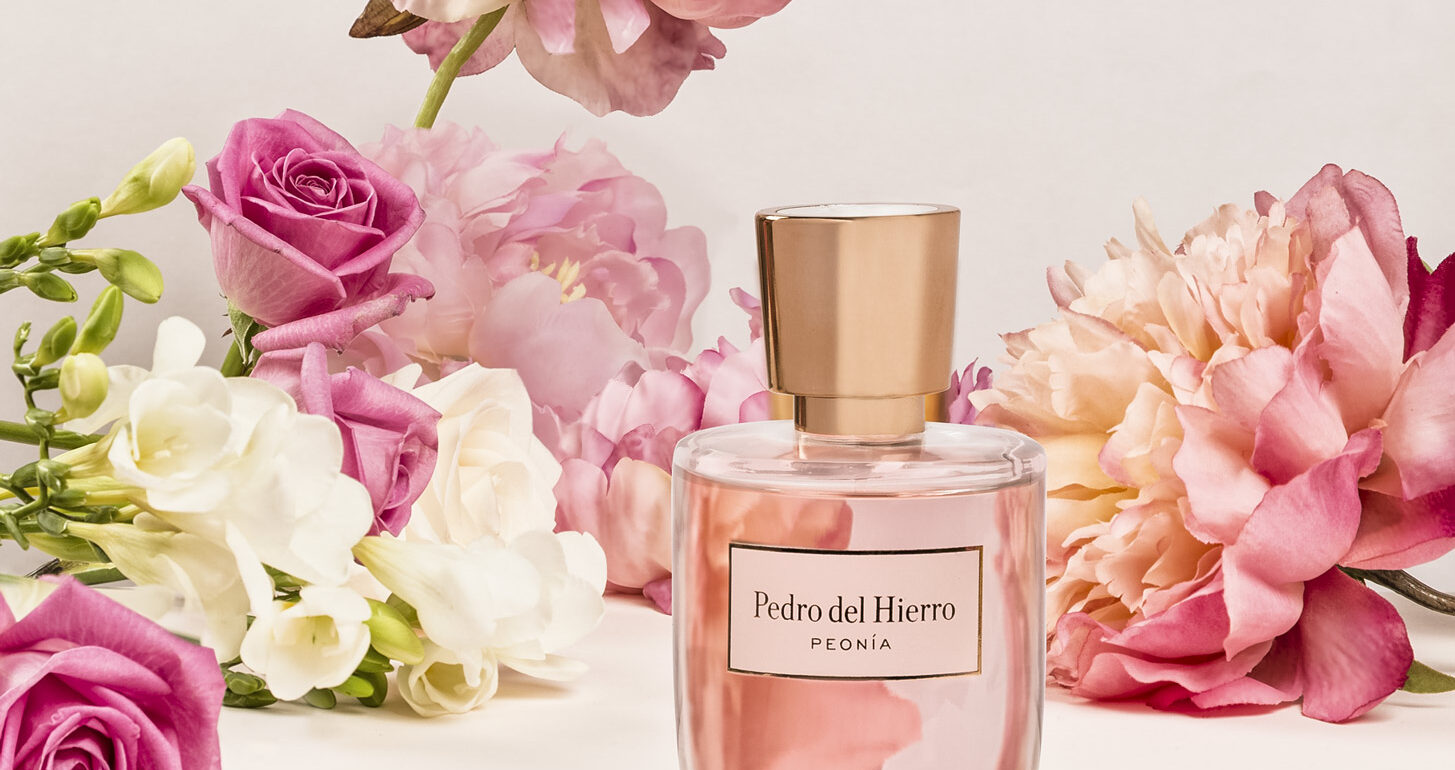 Fotografía publicitaria de perfumes en Barcelona — iluminación de estudio profesional Kinoki Studio
