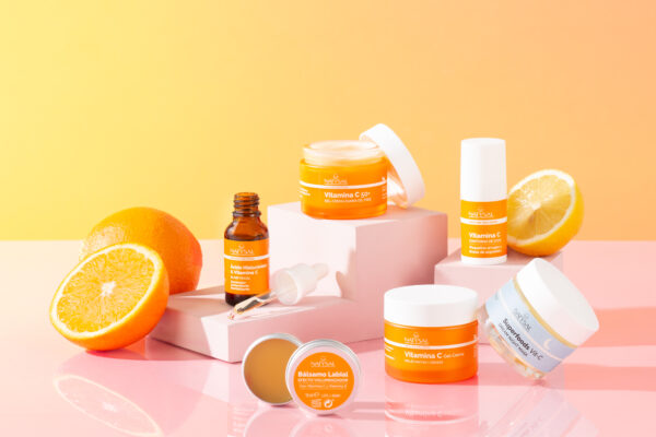 bodegón publicitario de cosmética para redes sociales
