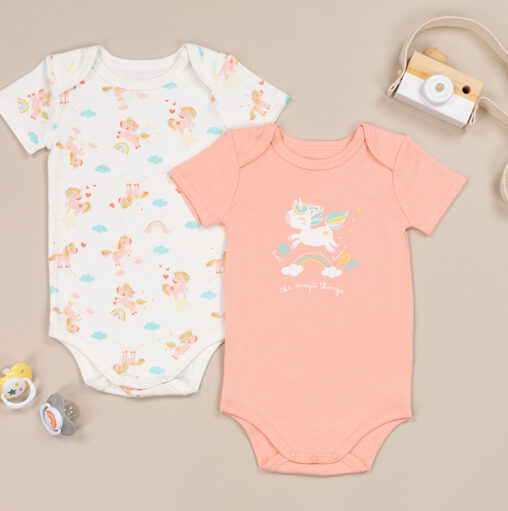 bodegón creativo de ropa para niños