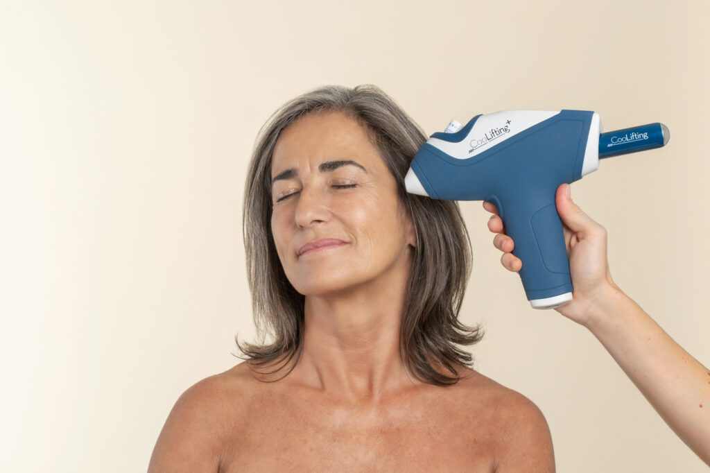 Retrato con modelo Retrato con modelo dispositivo CooLifting Beauty Gun Barcelona — Kinoki Studio