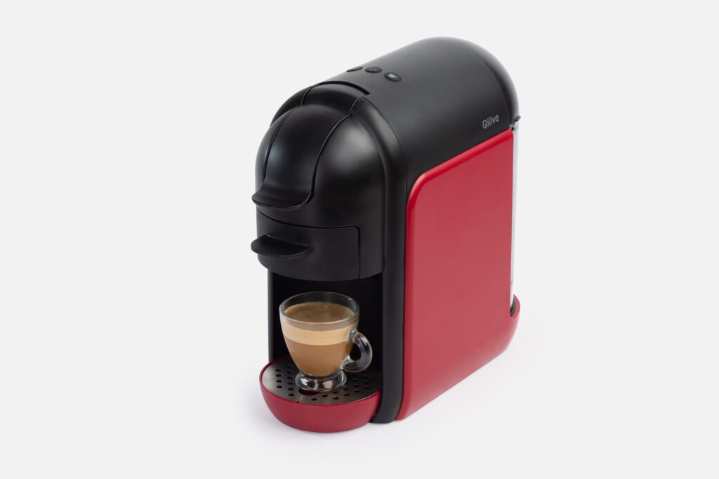 cafetera Fotografía producto electrodoméstico cafetera con cafe fondo blanco ecommerce