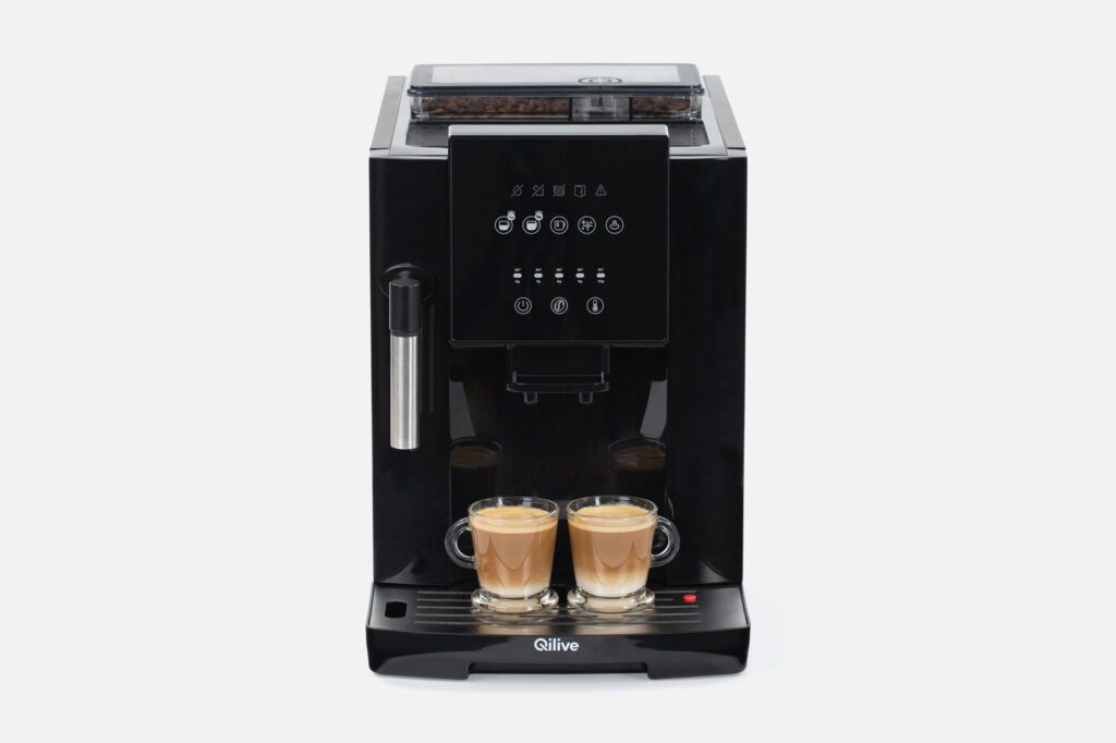 cafetera-negra-con-cafe Fotografía producto electrodoméstico cafetera negra con cafes fondo blanco ecommerce