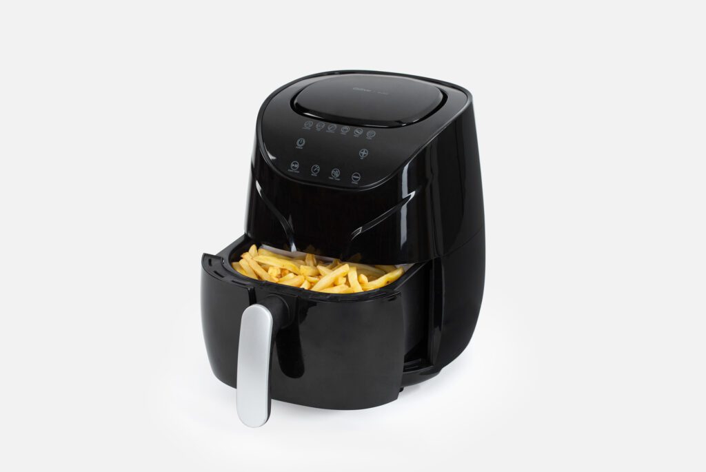 freidorra-de-aire-con-patatas Fotografía producto electrodoméstico freidora de aire con patatas y fondo blanco ecommerce